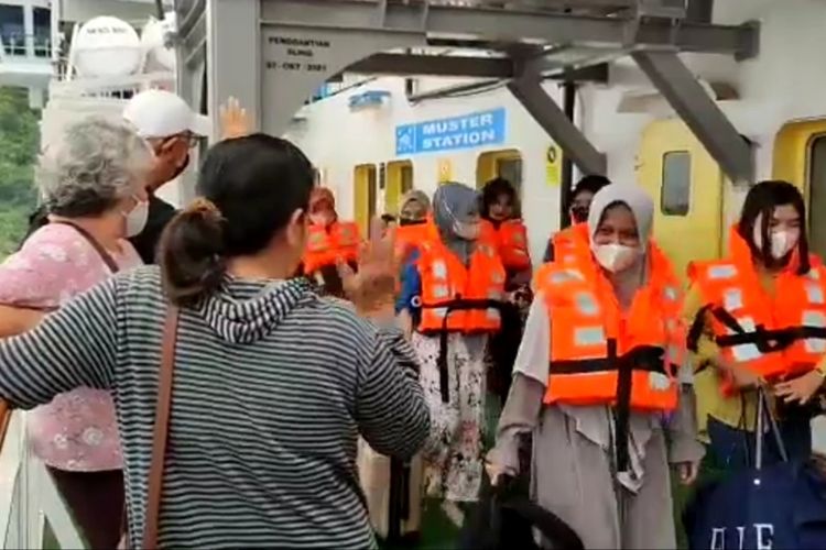 Penumpang KMP Batumandi dievakuasi setelah kapal eksekutif tersebut kandas di perairan Pulau Panjurit, Lampung Selatan, Rabu (13/7/2022) pagi. Kapal tersebut berhasil dievakuasi setelah lima jam kandas.