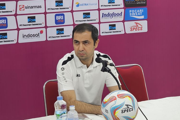 Pelatih Turkmenistan, Ahmet Agamyradov, saat menghadiri sesi jumpa pers usai laga melawan Indonesia ada laga terakhir Grup K Kualifikasi Piala Asia U23 2024 di Stadion Manahan, Solo, pada Selasa (12/9/2023) malam WIB.