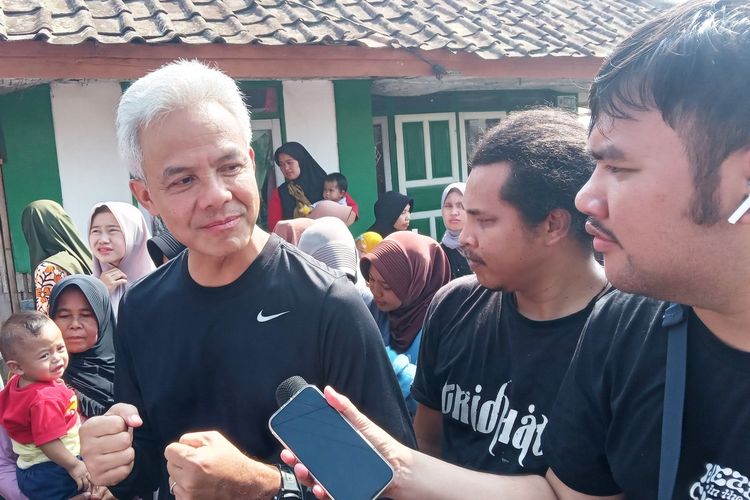 Bakal capres Ganjar Pranowo berbicara dengan wartawan saat melakukan kunjungan politik ke Kabupaten Cianjur, Jawa Barat, Kamis (5/10/2023)