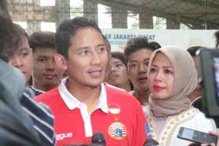 Bakal Cagub DKI dari Partai Gerindra Sandiaga Uno bersama istrinya, Nur Asia, ketika bermain futsal di Maestro Futsal, Kemayoran, Minggu (27/3/2016). 