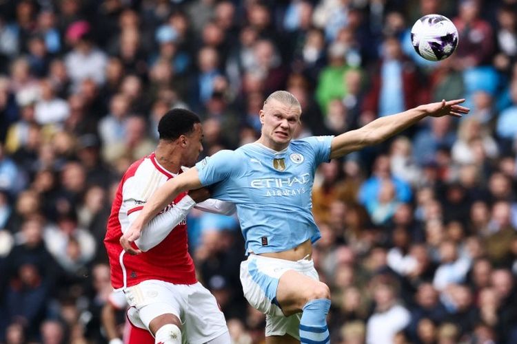 Penyerang Manchester City, Erling Haaland, beraksi pada laga Man City vs Arsenal di ajang Premier League, Minggu (31/3/2024).
