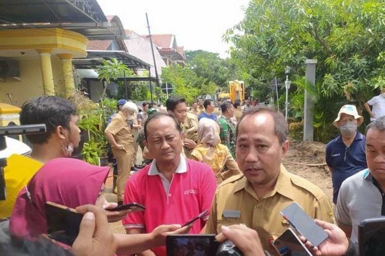 Sekretaris Daerah (Sekda) Kota Semarang, Iswar Aminudin saat peninjauan banjir di Ngaliyan, Kota Semarang.