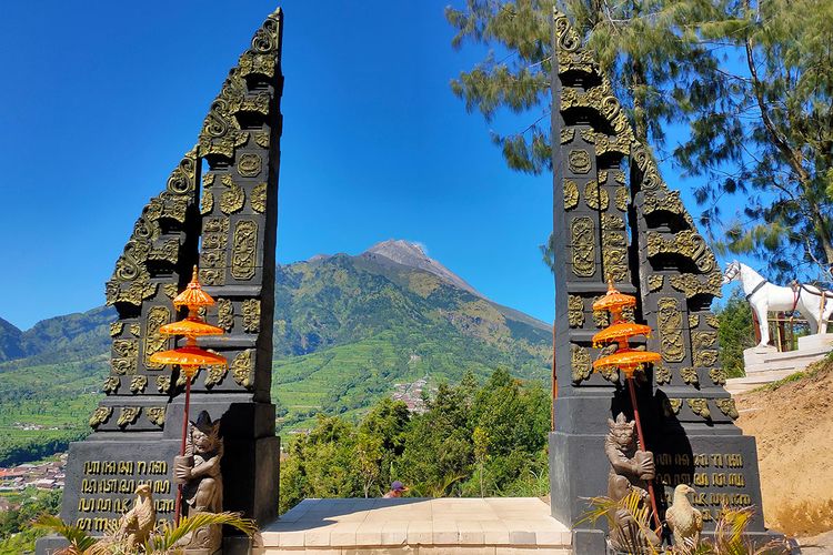 Gapura di Bukit Sanjaya Boyolali yang sekilas mirip dengan Pura Lempuyang di Bali.
