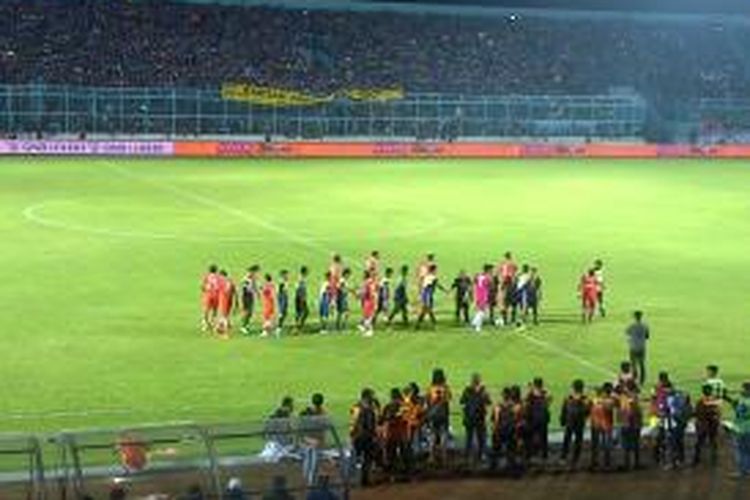 Spanduk berisi kecaman untuk BOPI, yang dibentangkan Aremania saat laga perdana kompetisi QNB League 2015, antara Arema melewan Persija Jakarta, Sabtu (4/4/2015).
