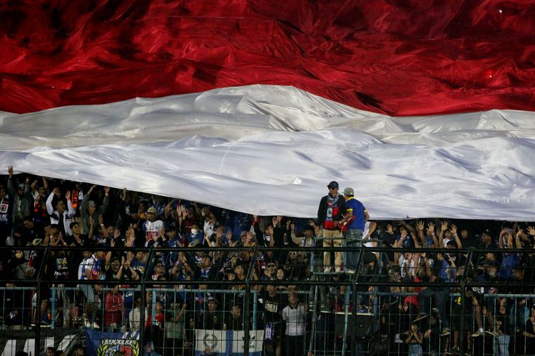 Aksi Aremania saat laga pertama babak penyisihan grup D Piala Presiden 2022 Arema FC melawan PSM Makassar yang berakhir dengan skor 0-1 di Stadion Kanjuruhan Kepanjen Kabupaten Malang, Sabtu (11/6/2022) malam.