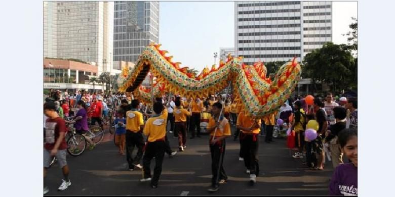 Aksi hiburan dari Comforta di acara Hari Pelanggan Nasional (Harpelnas) 2013 di Bundaran HI, Minggu (1/9/2013).