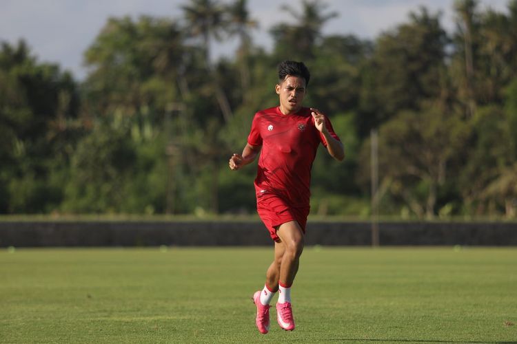 Pemain Timnas Indonesia Witan Sulaeman saat latihn bersama di Training Ground Bali United, Pantai Purnama Gianyar, Rabu (7/12/2022) sore. Pemain mulai latihan untuk persiapan Piala AFF 2022 sejak 28 November 2022.