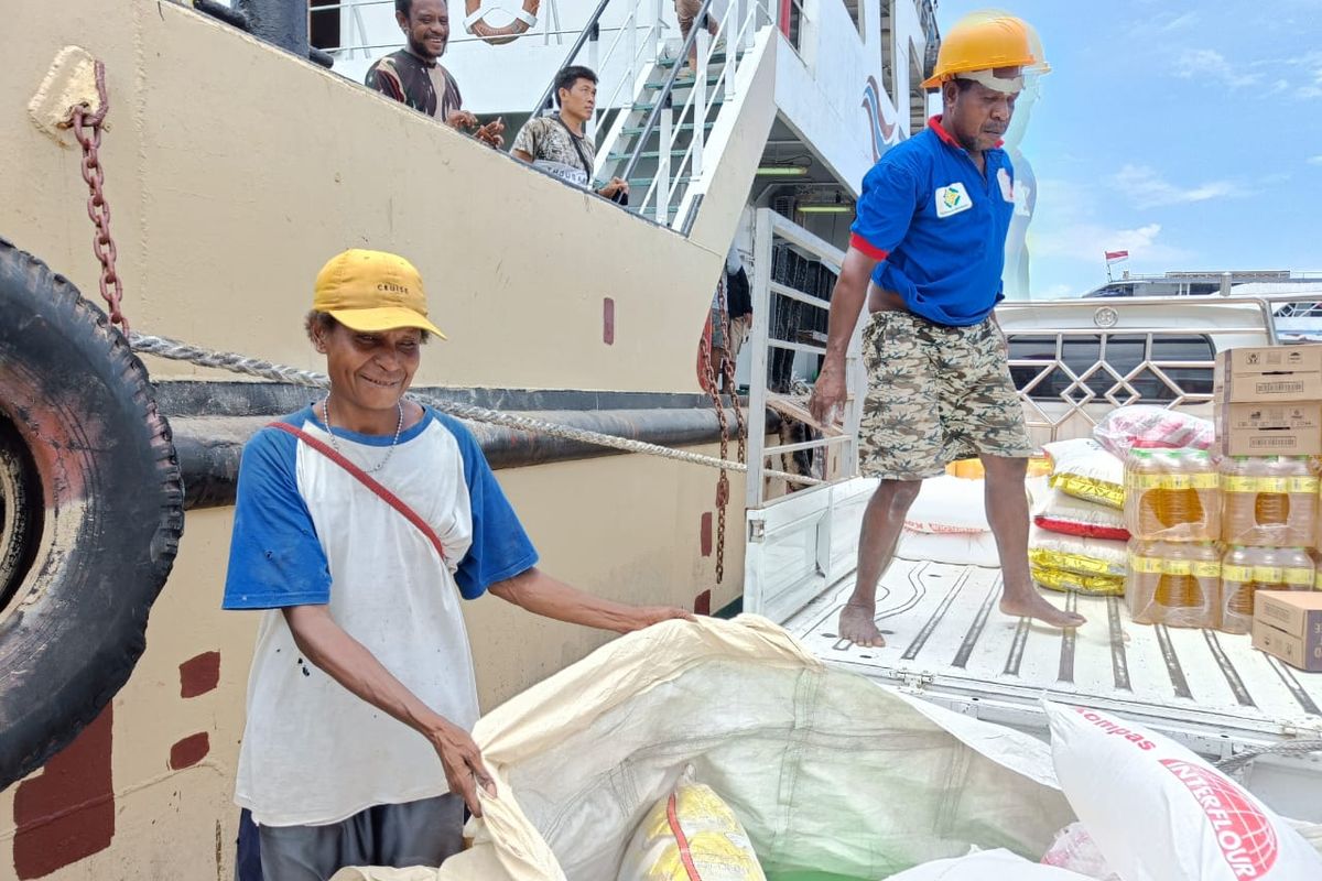 Fransina Sawen, salah satu kuli angkut wanita di Pelabuhan Rakyat Sorong, Papua Barat Daya.