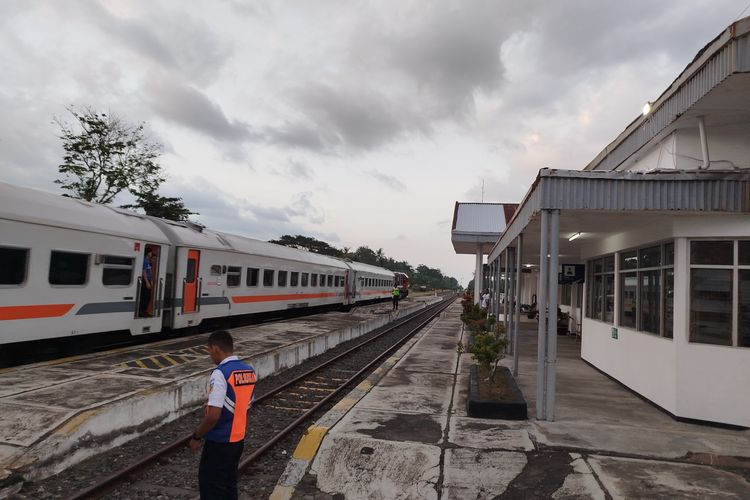 Kereta api Pandanwangi berhenti di Stasiun Argopuro Banyuwangi. 