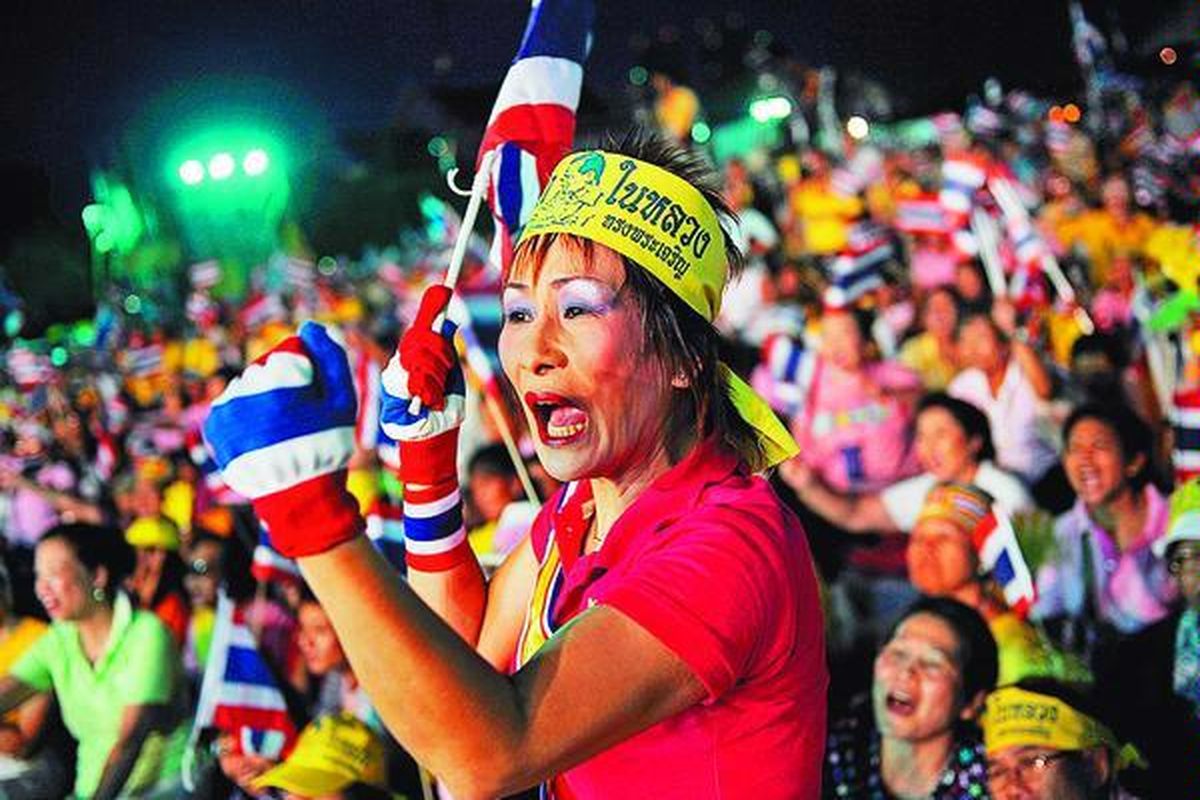 Pengunjuk rasa di Bangkok, Thailand, Minggu (15/11/2009), yang mengaku diri kelompok yang setia raja memprotes kunjungan mantan PM Thailand Thaksin Shinawatra ke Kamboja, pekan lalu. Mereka juga memprotes Pemerintah Kamboja yang menolak mengekstradisi Thaksin, terpidana kasus korupsi di negerinya. 