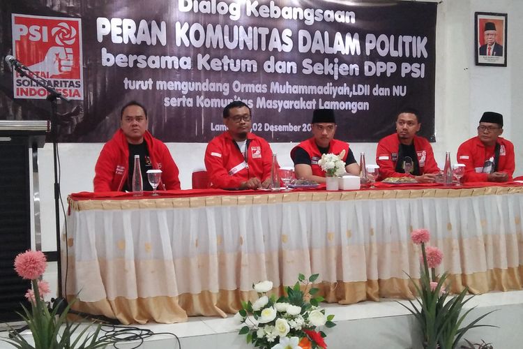 Kaesang Pangarep (tiga dari kiri) saat menghadiri acara dialog kebangsaan PSI di salah satu hotel dan rumah makan yang ada di Lamongan, Jawa Timur, Sabtu (2/12/2023).