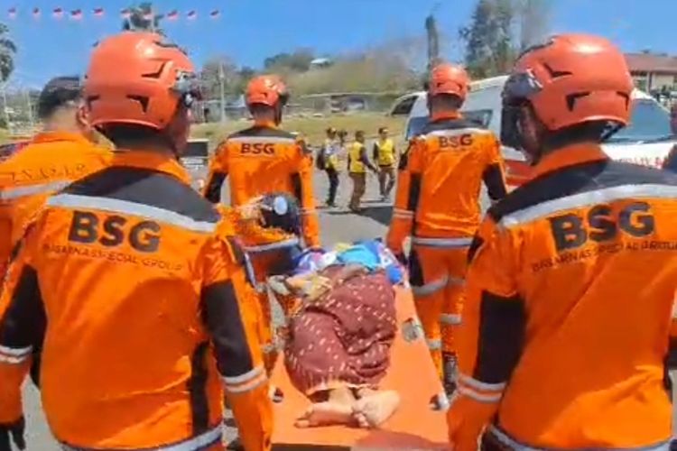 Tertimpa Reruntuhan Saat Gempa, Nenek 77 Tahun Dievakuasi ke Labuan Bajo
