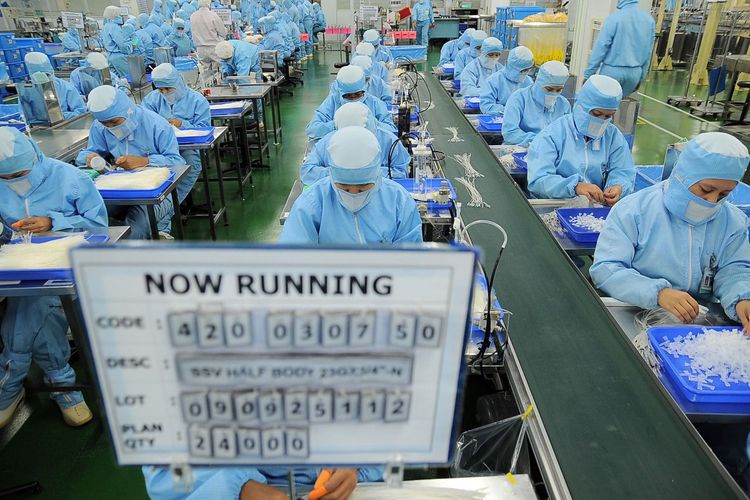 Sejumlah pekerja di yang ada di salah satu pabrik yang ada di kawasan Industri Batam. Saat ini angka pengangguran di Batam mengalami penurunan sebesar 3,50 persen dalam kurun waktu dua tahun.