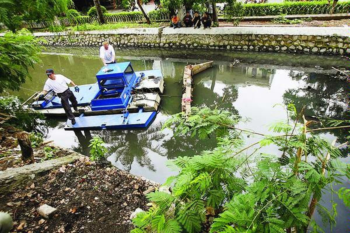 Mike de Boer (kiri) dan Sjoerd de Vries, dua operator asal Belanda, membenahi mesin keruk di Kali Mati, Pademangan, Jakarta Utara.