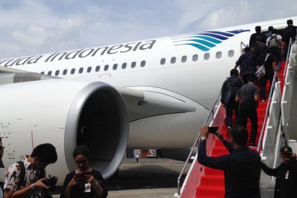 Tampak pesawat terbaru Garuda Indonesia, Airbus A330-300 dan Boeing 777-300ER yang diresmikan di Hangar 4 GMF-Aeroasia, Bandara Soekarno-Hatta, Tangerang, Senin (1/2/2016). 











