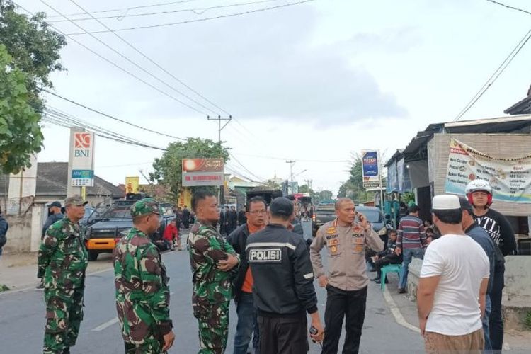 Giat TNI dan kepolisian melaksanakan pengamanan di perbatasan yang menjadi lokasi pertikaian antara warga Lingkungan Monjok dengan Karang Taliwang di Jalan Ade Irma Suryani di Mataram, NTB, Jumat (6/10/2023)
