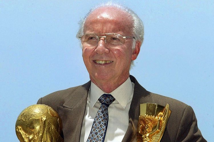 Mario Zagallo memegang trofi Piala Dunia dan Jules Rimet di Rio De Janeiro, Brasil, pada Maret 2003. Terkini, Mario Zagallo meninggal dunia pada 5 Januari 2024 dalam usia 92 tahun. (Photo by ANTONIO SCORZA / AFP)