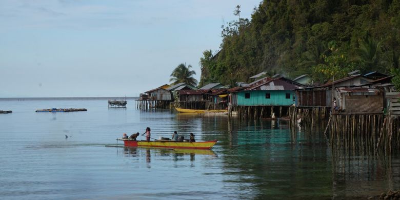 Kampung nelayan di Teluk Sarawondori, Kabupaten Kepulauan Yapen, Papua, Minggu (19/8/2018).