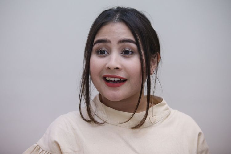 Artis peran Prilly Latuconsina diwawancara di kantor Kompas.com, Jakarta, Selasa (27/3/2018). Ia sedang mempromosikan film terbaru yang dibintanginya, Danur 2: Maddah.