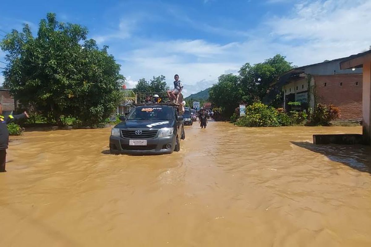 Ini Risiko Kerusakan Mobil Matik jika Nekat Terobos Banjir