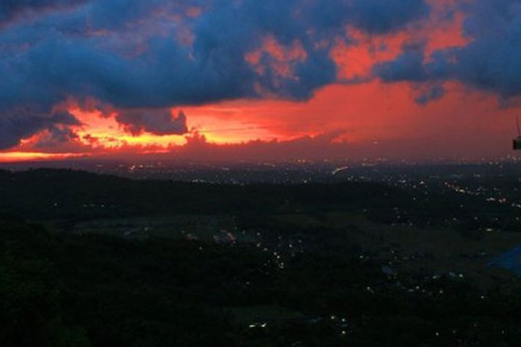 Pemandangan langit Kota Yogyakarta dilihat dari Bukit Bintang saat senja.