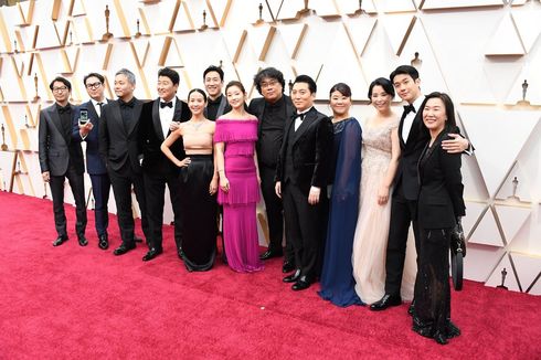 Keseruan Pemain dan Sutradara Film Parasite Berjalan di Red Carpet Oscar 2020