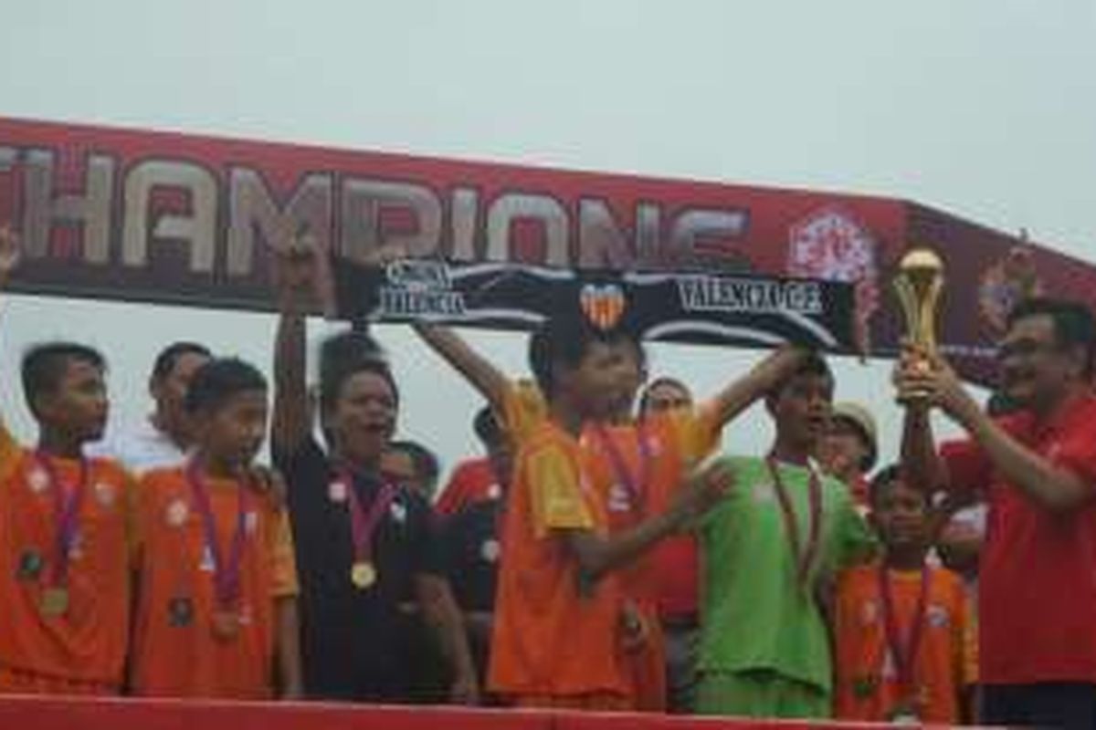 Wakil Gubernur DKI Jakarta Djarot Saiful Hidayat memberi piala untuk anak Rusun Daan Mogot yang meraih juara 1 kompetisi sepakbola di Jakarta Rusun Festival, Minggu (23/10/2016). 