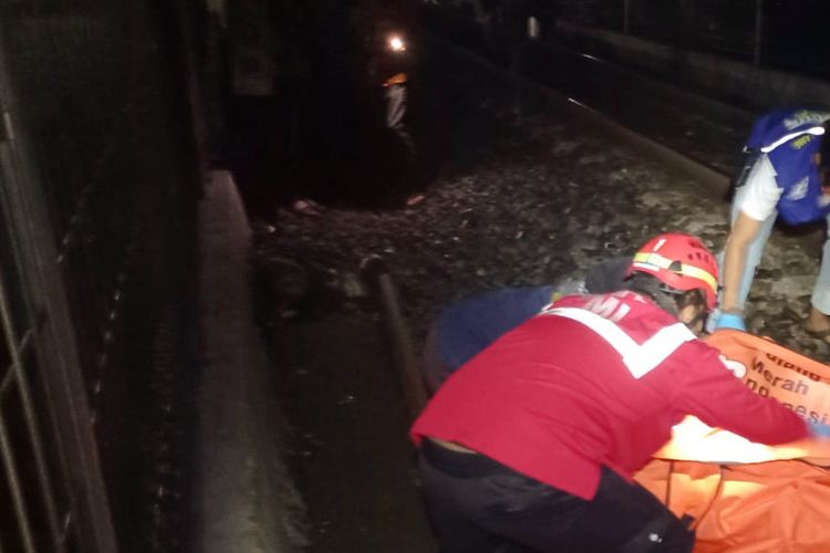 Proses evakuasi tiga pemuda diduga berprofesi pengamen tewas tertabrak Kereta Api (KA) Kertanegara di dekat perlintasan Jalan Satsuit Tubun, Kelurahan Kebonsari, Kecamatan Sukun, Kota Malang pada Senin (27/3/2023) sekitar pukul 03.04 WIB. 