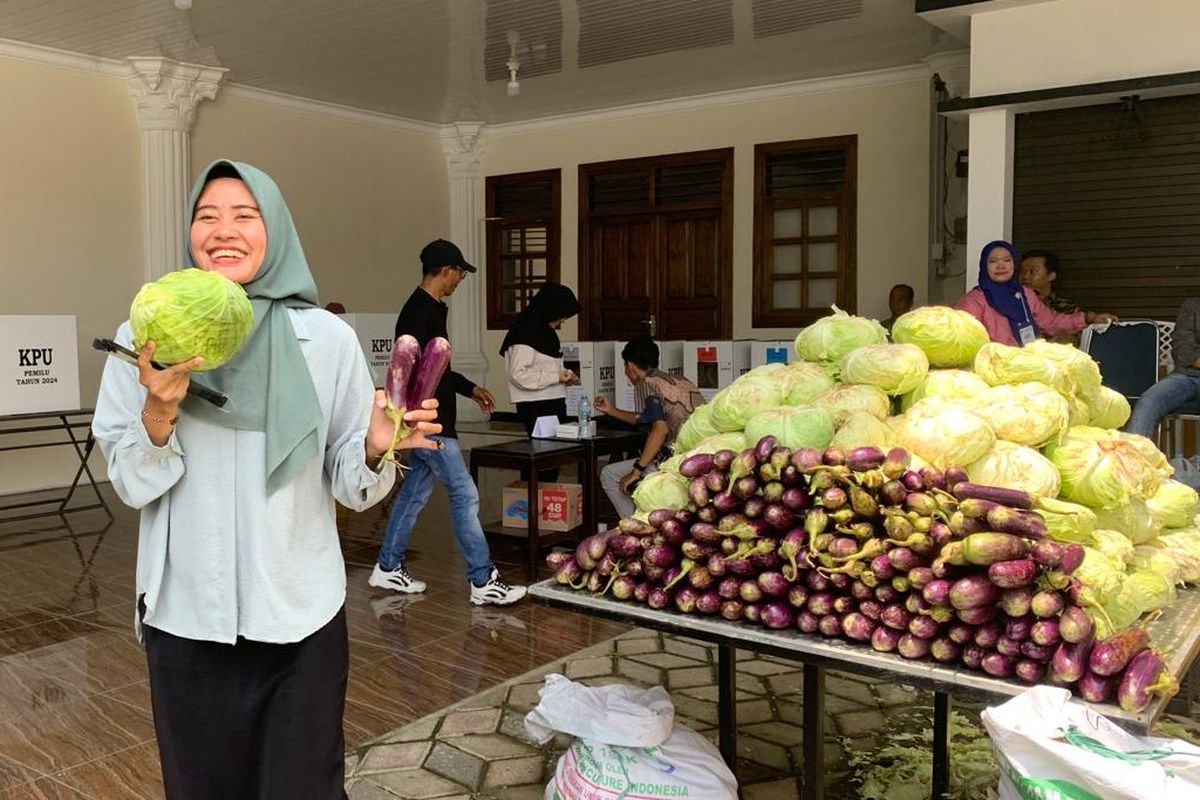 Komayati, salah satu pemilih di TPS 22 Kota Madiun mendapatkan sayur mayur usai menggunakan hak pilihnya, Rabu (14/2/2024).