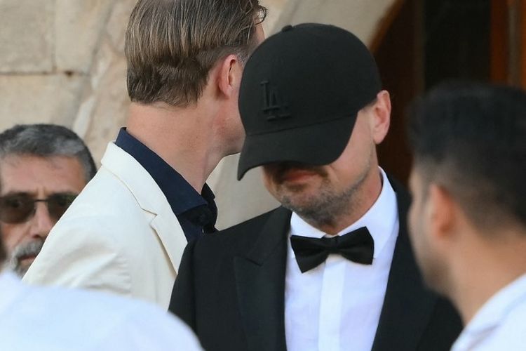 Leonardo Dicaprio meninggalkan Gritti Palace Hotel menuju lokasi pernikahan Jeff Bezos dan Lauren Sanchez di Venesia, Italia, pada Jumat (27/6/2025).