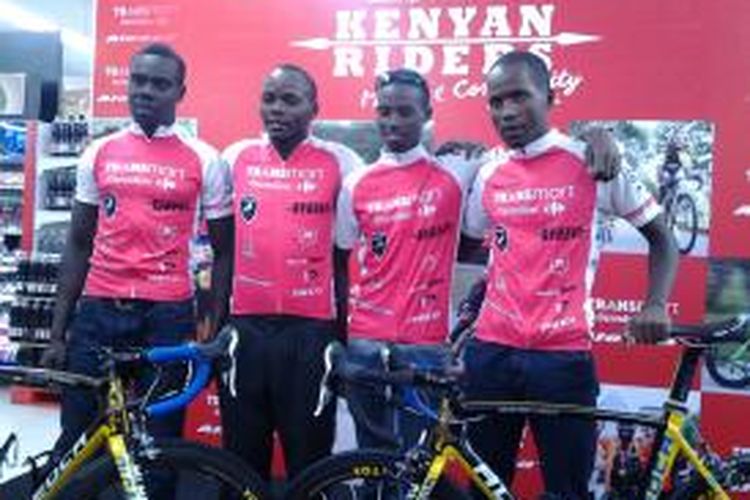 Para pebalap sepeda Kenyan Riders di Carrefour Kota Casablanca, Jakarta, Rabu (5/11/2014).