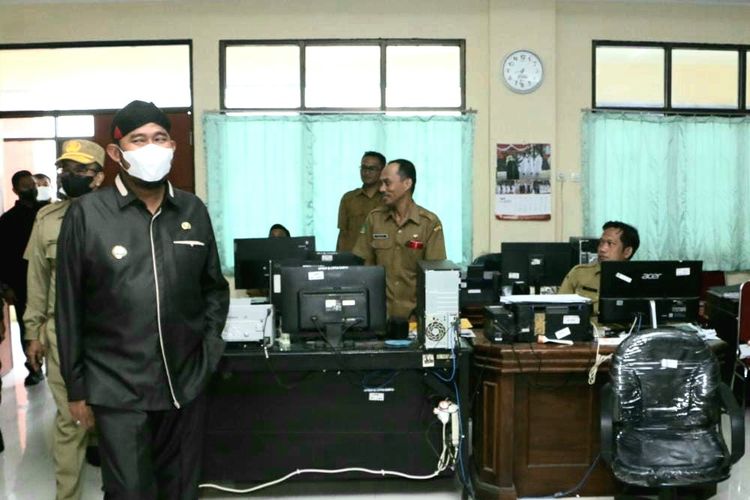 Bupati Sumenep Achmad Fauzi saat melakukan sidak ke sejumlah OPD di Pemkab Sumenep, Senin (9/5/2022). 