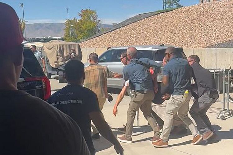 Tangkapan layar dari video Jeremy King ini menunjukkan petugas keamanan sedang menggendong politikus Charlie Kirk setelah ia ditembak dalam sebuah acara publik di Utah Valley University di Orem, Utah, pada 10 September 2025. 