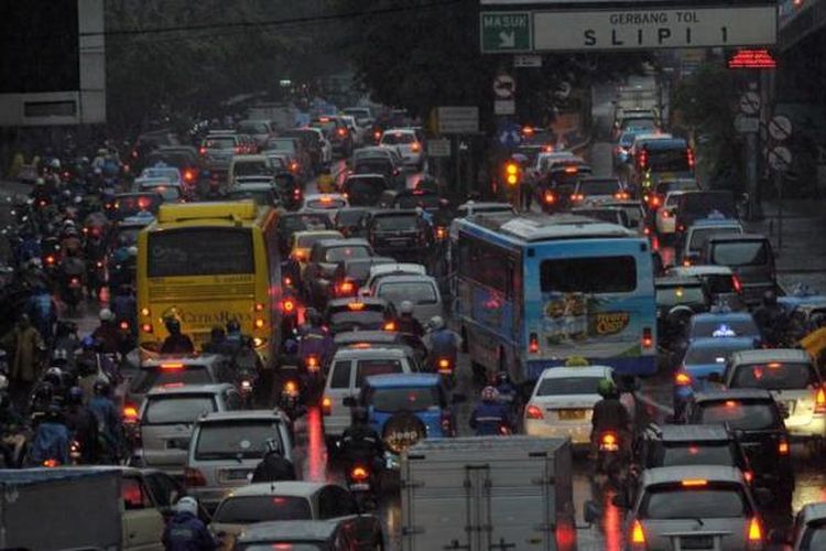 Kemacetan kendaraan dari arah Semanggi menuju ke Grogol saat jam pulang kerja di Jakarta, Rabu (13/2/2013). Kemacetan parah terjadi hampir setiap hari di Jakarta, namun hingga saat ini belum ada solusi yang efektif untuk mengurai kemacetan Jakarta. 

