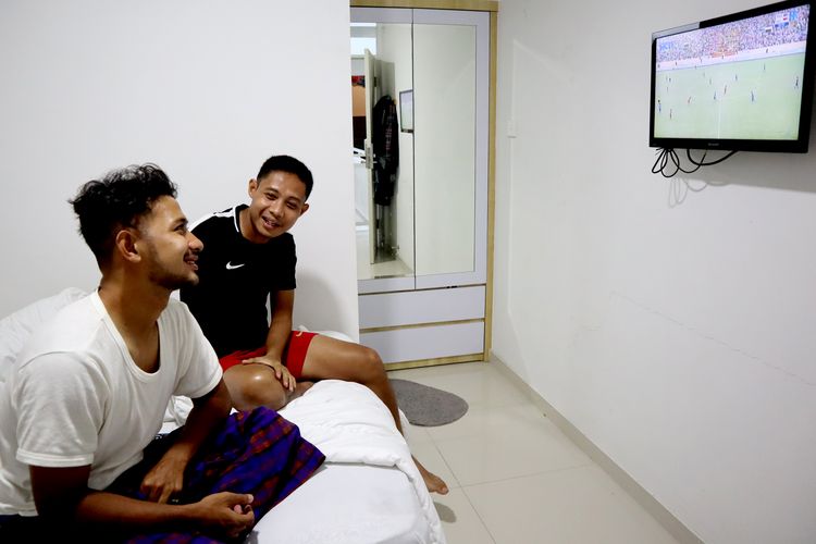 Pemain Arema FC Evan Dimas dan Gian Zola nonton bersama sambil diskusi saat menyaksikan semifinal SEA Games 2021 Vietnam, Indonesia melawan Thailand melalui layar kaca di Mess Arema Kota Malang, Kamis (19/5/2022) sore.