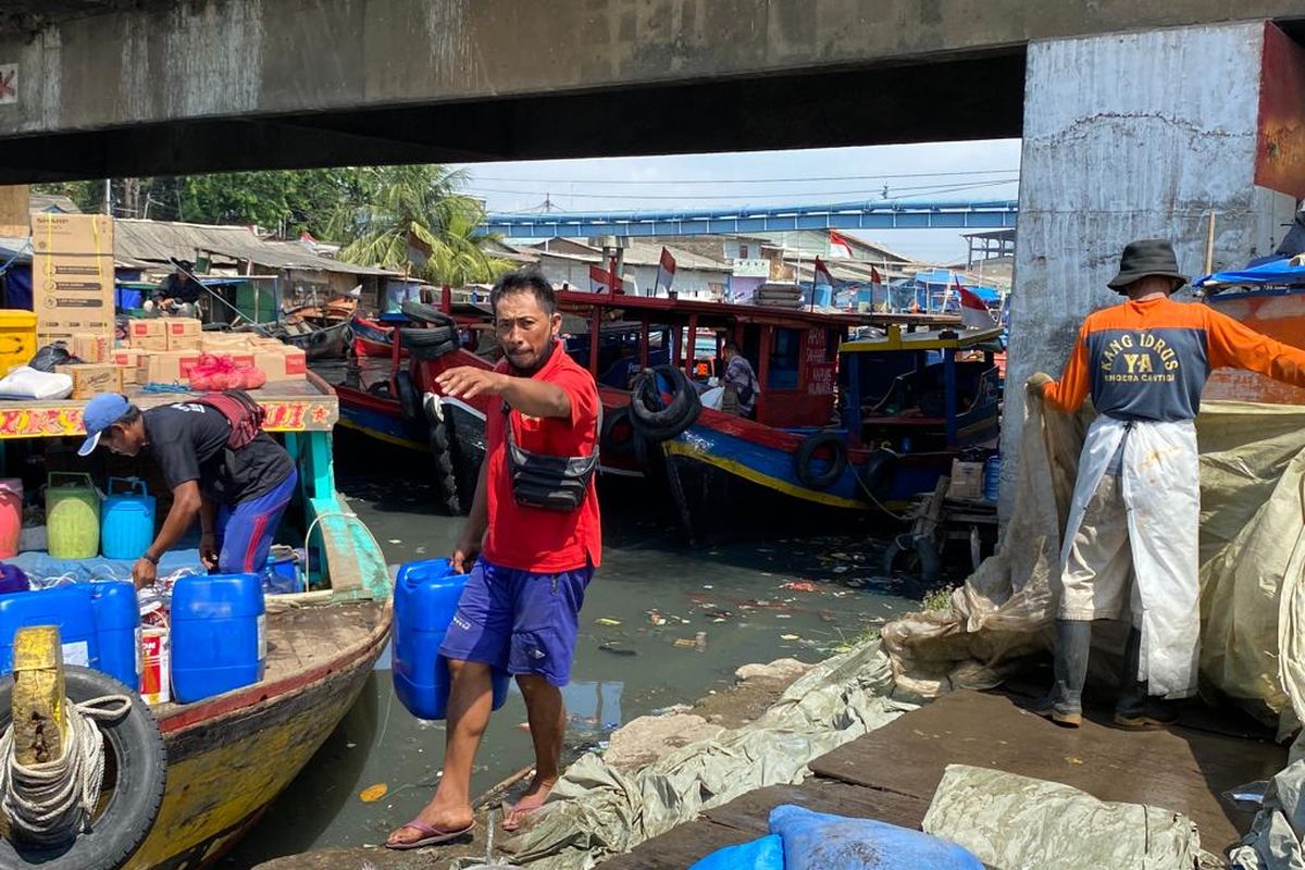Anak buah kapal di Kampung Nelayan, Cilincing, Jakarta Utara mengangkut barang milik penumpang. Mereka mengangkut hasil tangkapan laut, gas, kemasan galon, hingga es batu.  