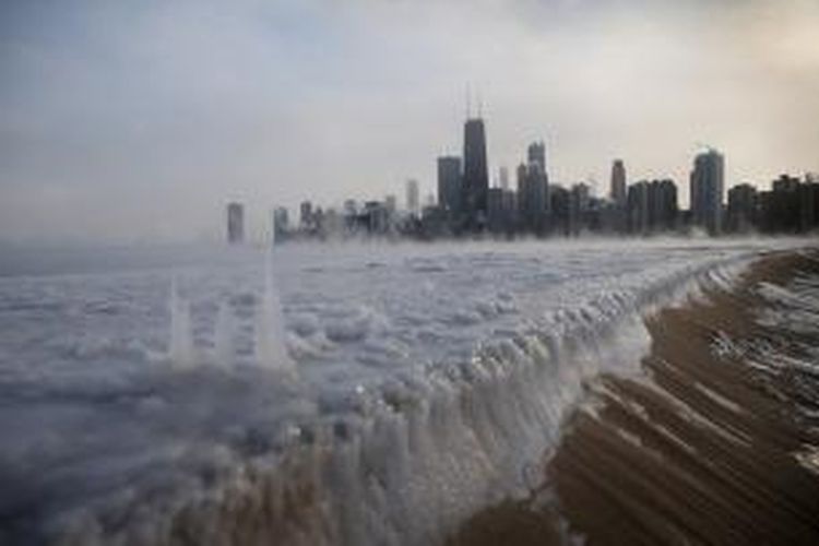 Danau Michigan membeku saat suhu di Chicago anjlok hingga -9 derajat Celcius pada Senin (6/1/2013). Amerika Serikat tengah mengalami suhu terdingin selama dua dekade terakhir.
