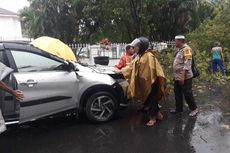 Hujan Deras dan Angin Kencang, Pohon Tumbang Timpa Mobil di Samping Rumah Gubernur Sulsel