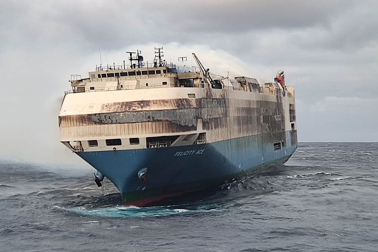 Kapal Felicity Ace yang mengangkut sekitar 4.000 mobil mewah di Samudra Atlantik dalam perjalanan ke AS