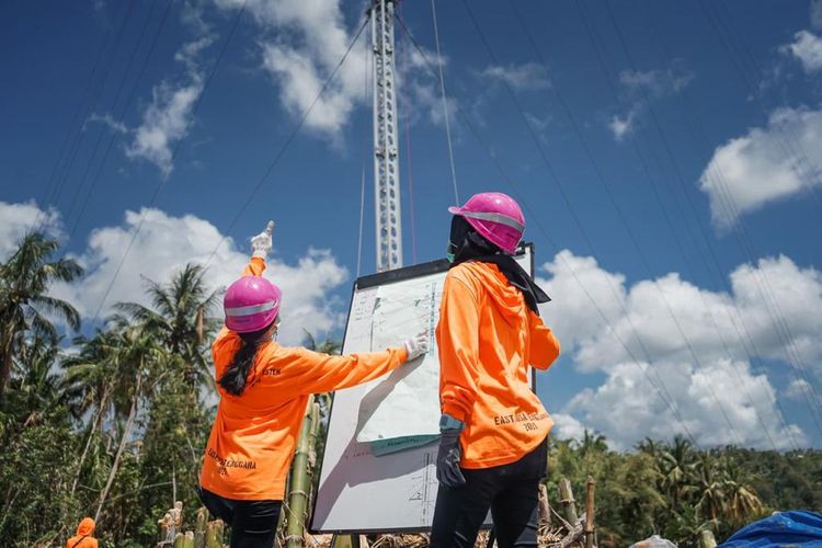 Rosalia Widya Astuti Chandra (23) dan Putri Ramadani (23), putri daerah asal NTT yang sedang bertugas di Unit Layanan Transmisi, dan Gardu Induk Mamuju, Sulawesi Barat namun menjadi relawan untuk terlibat dalam perbaikan listrik di NTT. 