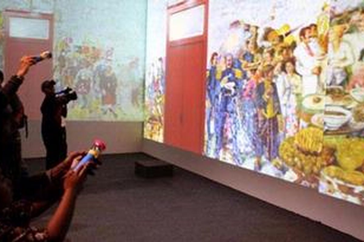 Seorang pengunjung mengarahkan senter ke animasi dari pertunjukan "Mystery of Batavia" untuk mencari Pedang Jayakarta yang hilang. Pertunjukan tersebut terinspirasi dari murai di Ruang Etnografi, Museum Fatahillah, Jakarta. 