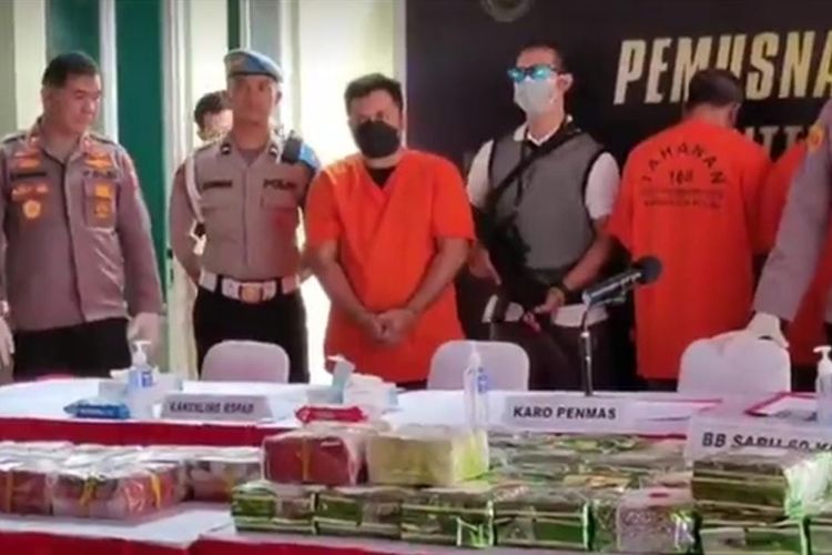 Tersangka kasus narkoba bernama Akbar Antoni (AA) yang sempat menjadi buron dan kabur ke Malaysia mengenakan baju tahanan Bareskrim Polri.