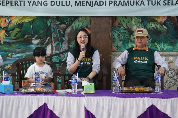 Ketua Kwartir Cabang (Kwarcab) Gerakan Pramuka Kabupaten Kediri Eriani Annisa  saat membuka acara reuni temu kangen purna aktivis dan Dewan Kerja Cabang (DKC), Minggu (28/4/2024).
