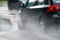 Pentingnya Memastikan Kondisi Ban Saat Berkendara di Musim Hujan