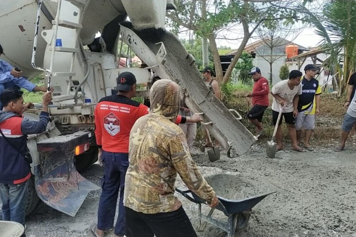 Warga Kota Kendari Swadaya Beton Jalan Rusak, Kecewa Tak Diperhatikan Pemerintah