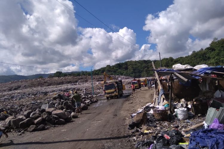 Truk pengangkut sampah sudah mulai beraktivitas di TPST  Piyungan, Bantul, Jumat (29/3/2019)