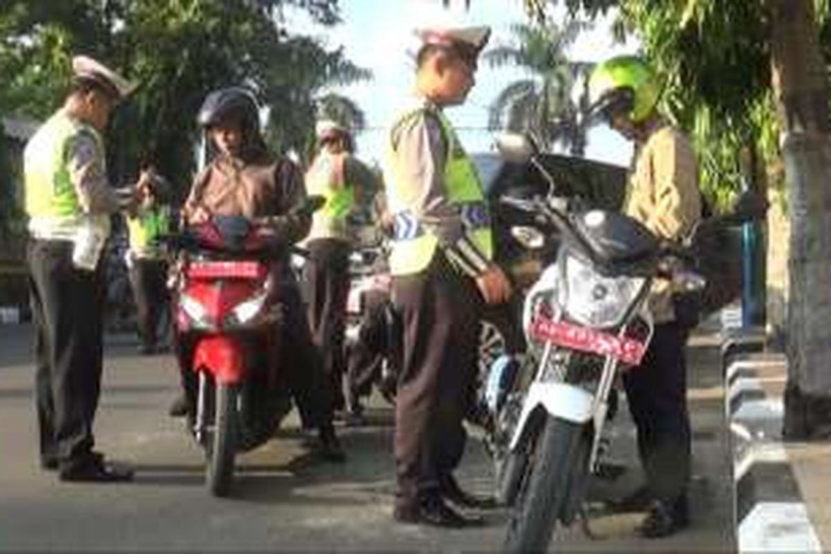 Polisi melakukan pemeriksaan terhadap PNS di Lingkungan Pemerintah Kabupaten Trenggalek Jawa Timur  yang hendak masuk kerja (18/05/2016) 