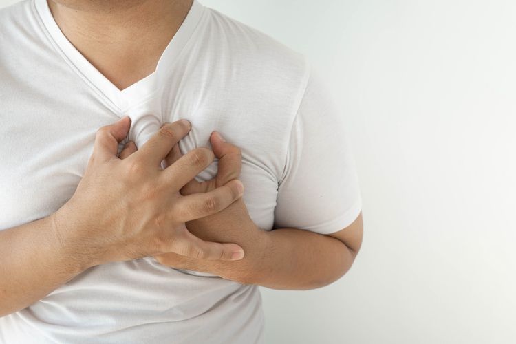 Nyeri dada bisa jadi gejala penyumbatan pembuluh darah jantung.