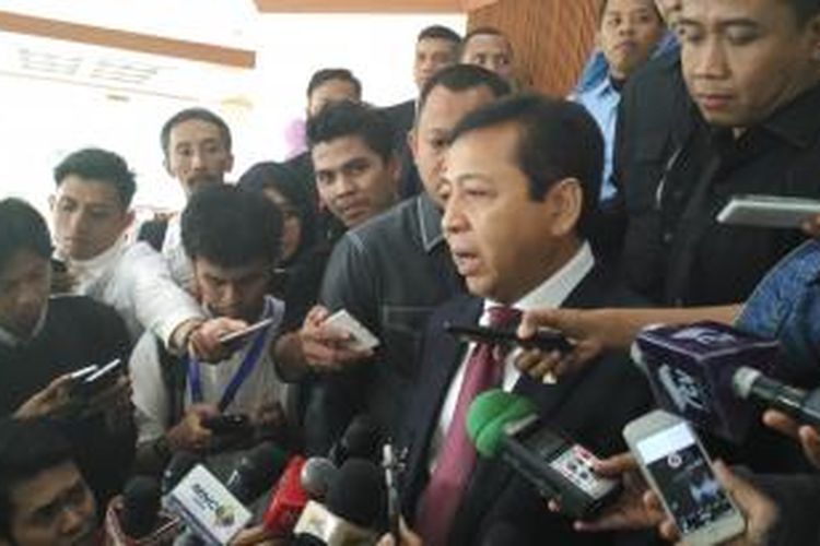 Mantan Ketua DPR Setya Novanto berbicara kepada wartawan seusai menyampaikan pidato pengunduran dirinya di rapat paripurna DPR di Kompleks Parlemen, Senayan, Jakarta, Jumat (18/12/2015).