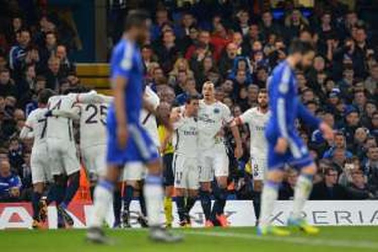 Zlatan Ibrahimovic dkk merayakam gol PSG ke gawang Chelsea di Stamford Bridge, Rabu (9/3/2016). 